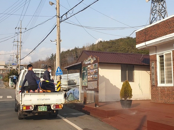 장흥읍 행정복지센터는 26일부터 코로나19의 지역 유입 예방을 위해 자체 방역반을 편성해 운영하고 있다고 밝혔다.