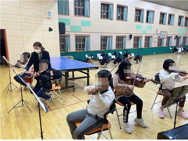 장흥군은 지난 4월 2일부터 장흥초등학교 체육관에서 저소득층 아동 40명을 대상으로 꿈키움 드림오케스트라 수업을 가졌다고 밝혔다.