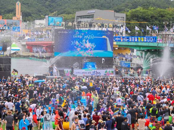 제15회 정남진 물축제 지상최대물싸움 사진입니다.