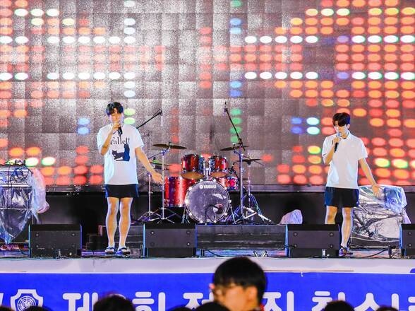 제15회 정남진 물축제 전국 청소년 강변 음악축제 본선 사진입니다.