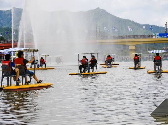 제15회 정남진 물축제 수상자전거 타기 사진입니다.
