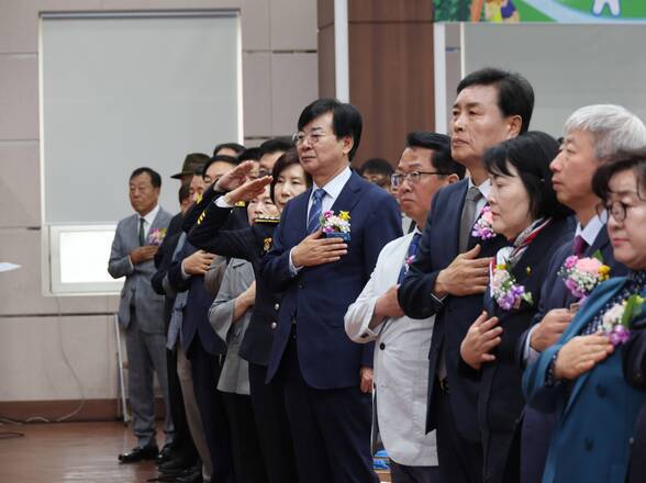 참석자들과 함께 국기에 대한 경례를 하고있는 장흥군수(크게보기)