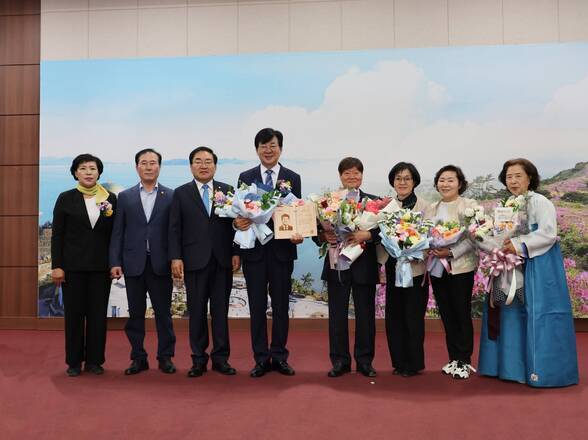 관계자들과 꽃을 들고 사진을 찍고있는 장흥군수(크게보기)