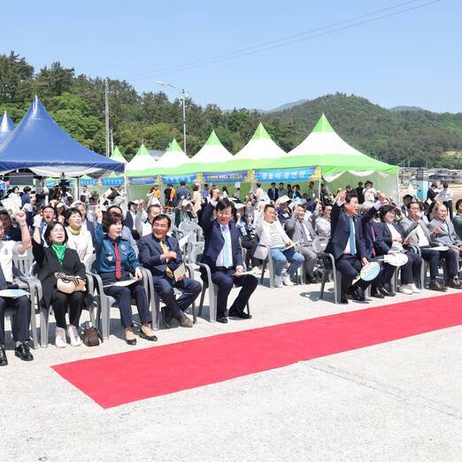 관객들과 함께 자리에 앉아 축제를 즐기고있는 장흥 군수(크게보기)