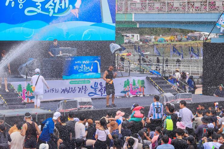 제15회 정남진 물축제 지상최대물싸움 사진입니다.