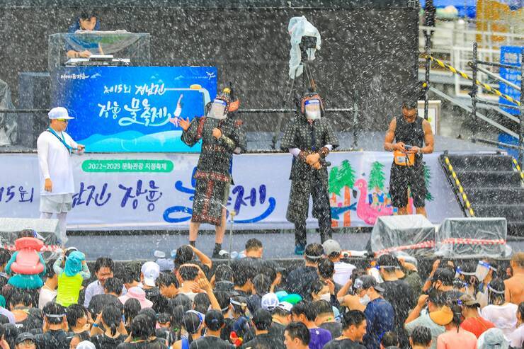 제15회 정남진 물축제 지상최대물싸움 사진입니다.