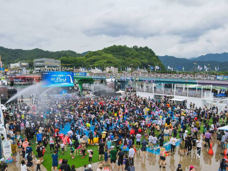 제15회 정남진 물축제 지상최대물싸움 사진입니다.