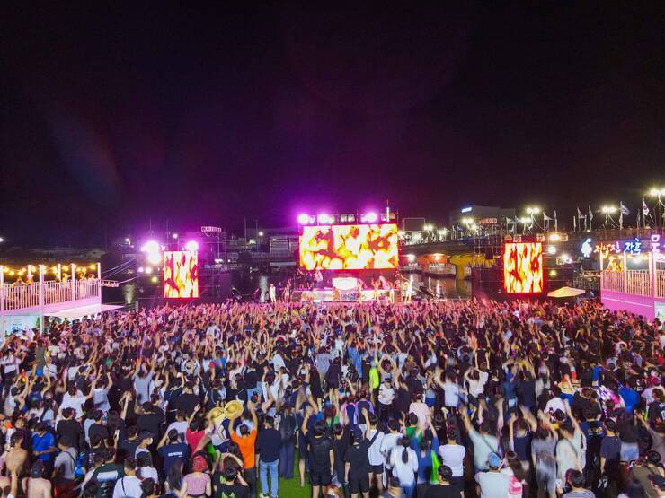 제15회 정남진 물축제 EDM풀파티 사진입니다.