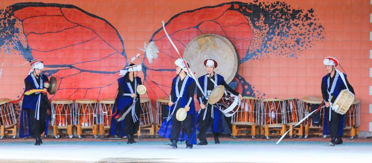 제15회 정남진 물축제 세종전총예술단 공연 사진입니다.