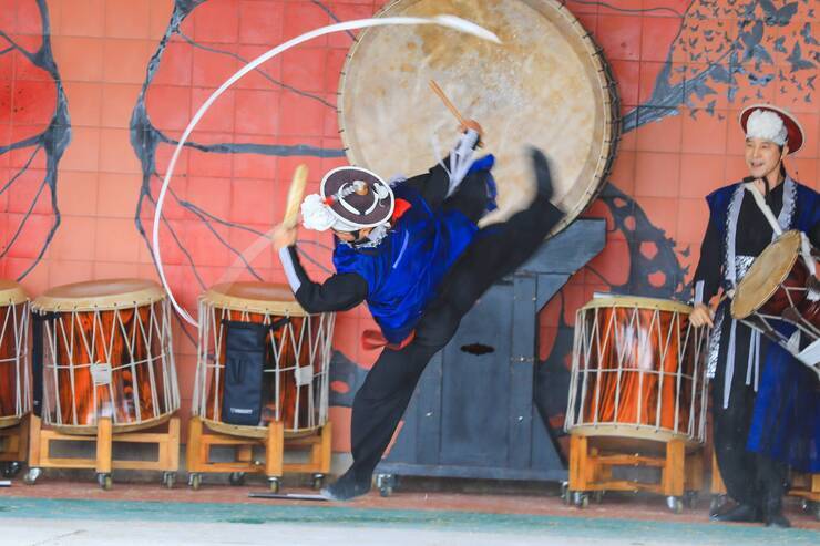 제15회 정남진 물축제 세종전총예술단 공연 사진입니다.