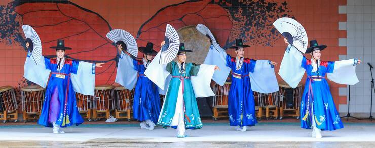 제15회 정남진 물축제 세종전총예술단 공연 사진입니다.