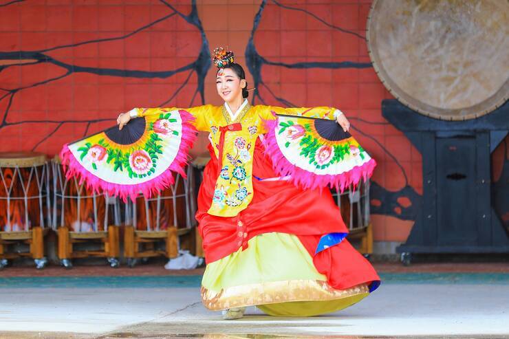 제15회 정남진 물축제 세종전총예술단 공연 사진입니다.