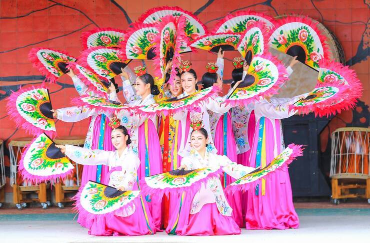 제15회 정남진 물축제 세종전총예술단 공연 사진입니다.