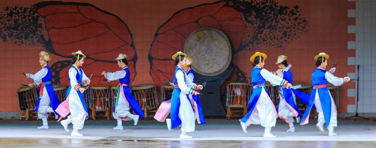 제15회 정남진 물축제 세종전총예술단 공연 사진입니다.