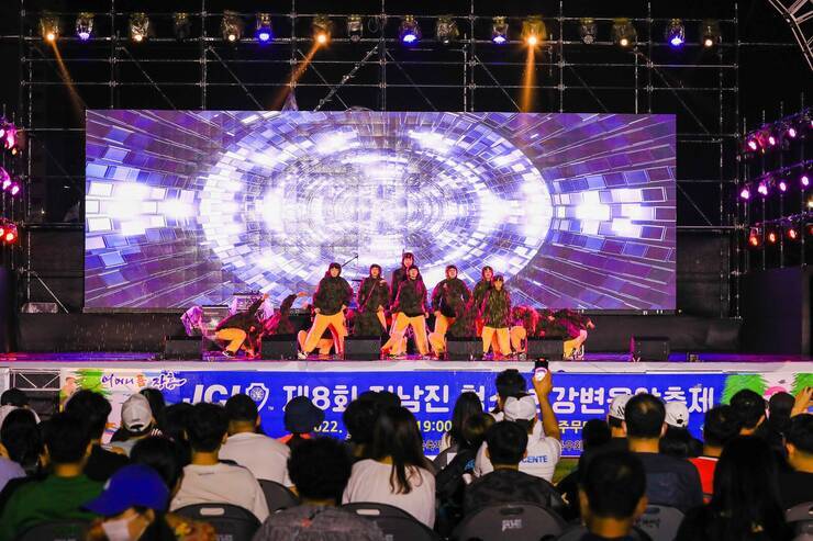 제15회 정남진 물축제 전국 청소년 강변 음악축제 본선 사진입니다.