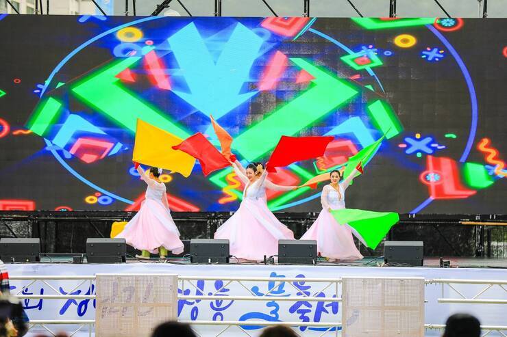 제15회 정남진 물축제 한국 연예인 얘술인 장흥군 지부 공연 사진입니다.