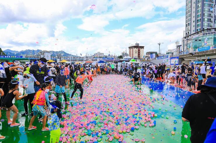 제15회 정남진 물축제 지상 최대의 워터 붐(물풍선 싸움) 사진입니다.