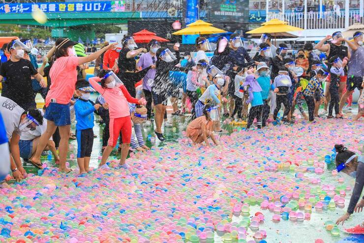 제15회 정남진 물축제 지상 최대의 워터 붐(물풍선 싸움) 사진입니다.