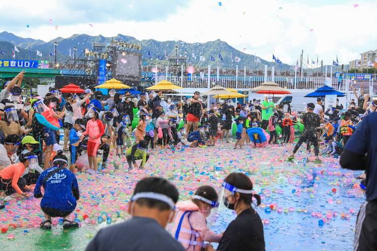 제15회 정남진 물축제 지상 최대의 워터 붐(물풍선 싸움) 사진입니다.