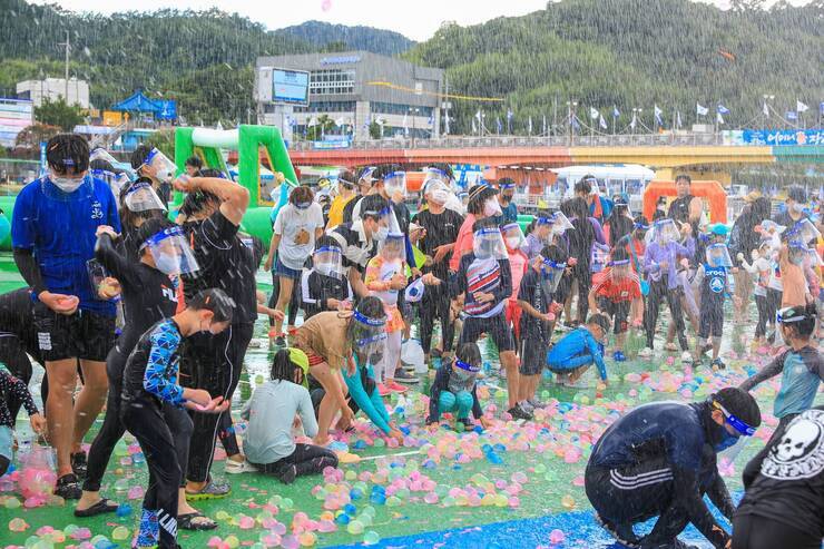 제15회 정남진 물축제 지상 최대의 워터 붐(물풍선 싸움) 사진입니다.