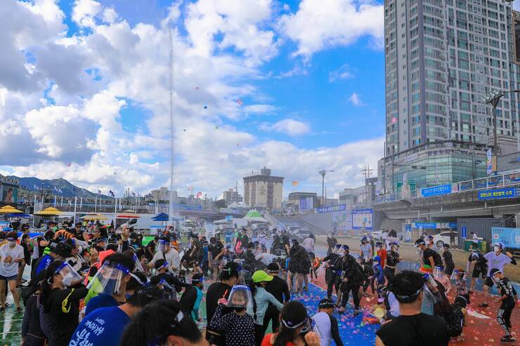 제15회 정남진 물축제 지상 최대의 워터 붐(물풍선 싸움) 사진입니다.