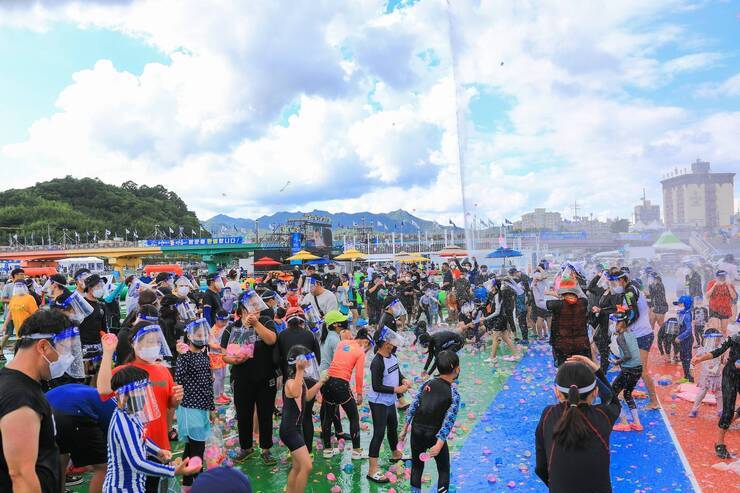 제15회 정남진 물축제 지상 최대의 워터 붐(물풍선 싸움) 사진입니다.