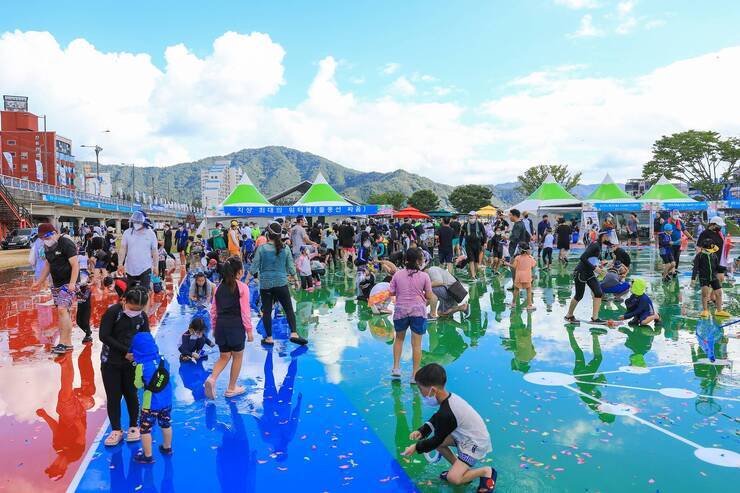 제15회 정남진 물축제 지상 최대의 워터 붐(물풍선 싸움) 사진입니다.