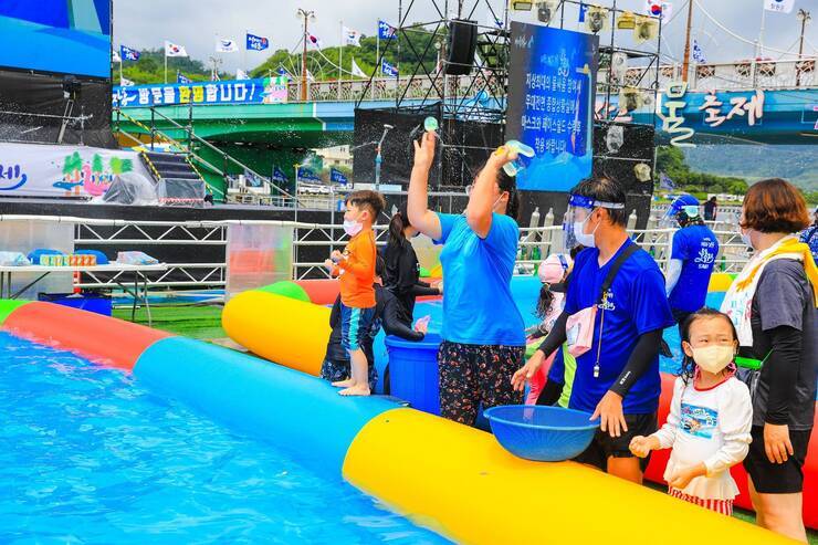 제15회 정남진 물축제 관광객 참여 이벤트 사진입니다.