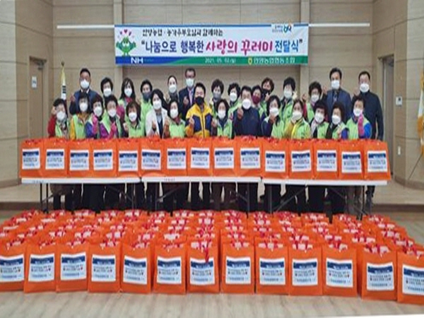 안양농협(조합장 김영중)은 지난 2일 가정의 달을 맞이하여 안양농협 봉사단체인 농가주부모임 회원 30명과 함께 사랑의 꾸러미 나눔 행사를 진행했다.