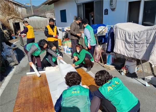 장흥군 관산읍은 22일 주거환경이 열악한 홀몸어르신을 대상으로 민관 합동 자원봉사를 실시했다고 밝혔다.