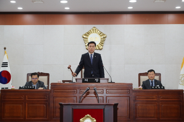 장흥군의회(의장 왕윤채)가 지난 10일 열린 제280회 임시회 제2차 본회의를 끝으로 5일간의 의사일정을 마쳤다.