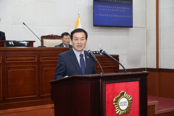 장흥군의회 김기용 의원이 한국농어촌공사 농지은행의 임대·사용대·매도 수탁 시 불합리한 수수료율 개선을 촉구했다.   