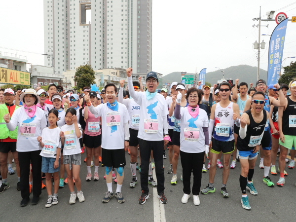 제17회 정남진장흥 전국 마라톤 대회가 23일 장흥군 탐진강변에서 열렸다.