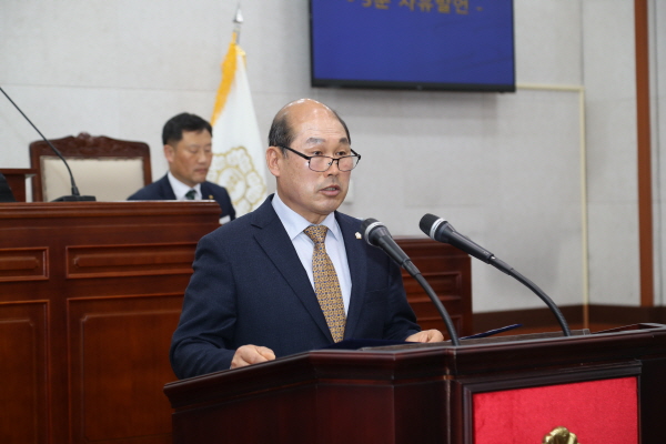 장흥군의회(의장 왕윤채) 유금렬 의원(산업경제위원장)은 지난 4월 19일 제281회 장흥군의회 임시회 제2차 본회의에서 축산물 가격 안정화 대책 마련을 주제로 5분 자유발언을 진행했다.