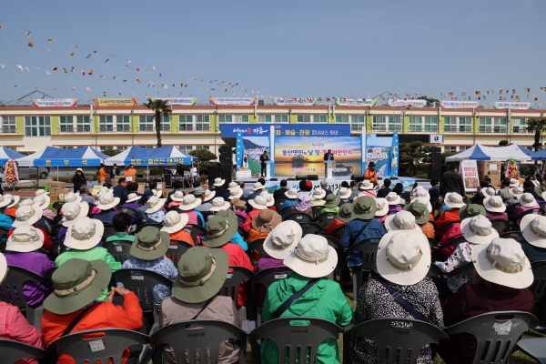 장흥군 용산면은 21일 용산중학교에서 ‘제18회 용산면민의 날 및 경로위안잔치’를 개최했다고 밝혔다.