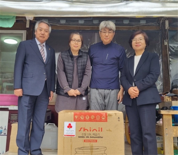 장흥군 관산읍지역사회보장협의체(공동위원장 사선환, 추상이)는 지난 25일 다자녀 및 조손가정 5가구에 제습기를 지원했다.