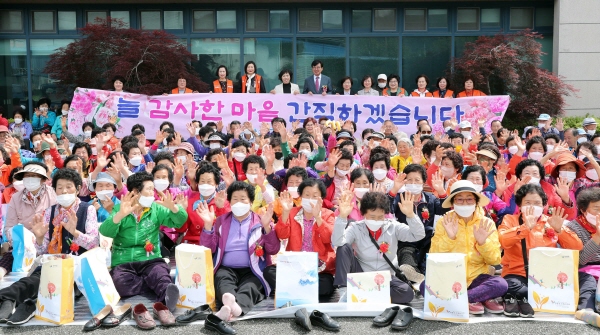 장흥군여성단체협의회(회장 최기순)은 어버이날을 맞아 관산읍 노인일자리 사업 참여 어르신들을 모시고 어버이날 효행사를 진행했다.