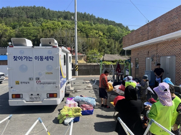 장흥군 용산면은 지난 9일 척산마을 경로당 앞에서 이동세탁차량을 이용한 나눔이동세탁 서비스를 지원했다.   