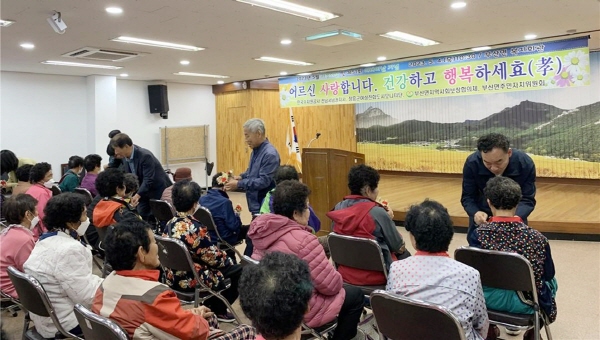 장흥군 부산면에서는 어버이 날을 맞이하여 지역 내 어르신을 모시고 감사의 마음을 전하고자 ‘제51회 어버이날’ 기념 행사를 열었다.