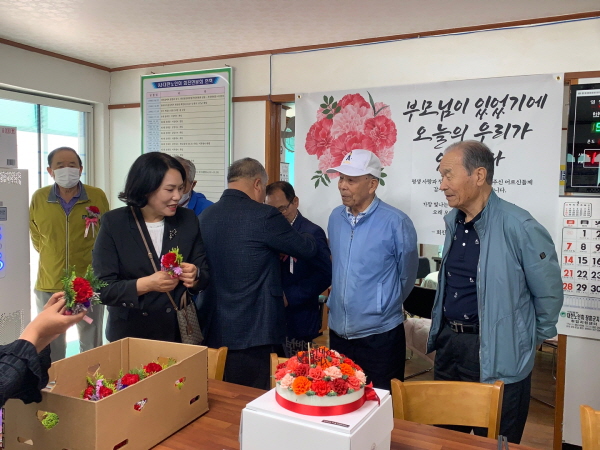 장흥군 회진면 지역사회보장협의체(공동위원장 노영금, 강현갑)는 지역 경로당과 무료급식소를 방문해 어버이날 선물꾸러미를 전달했다