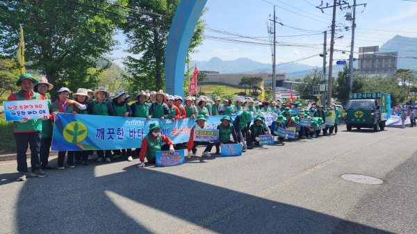  장흥군새마을회(회장 김일진)은 지난 10일 장흥군새마을지도자 (협의회장 이병모, 부녀회장 전순란)50여과 함께 해양쓰레기를 줄여 깨끗하고 건강한 해양환경 보전을 위한 캠페인을 전개하였다.