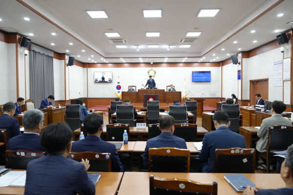 장흥군의회 회의장에서 위원들이 정례회를 개최하고 있는 모습