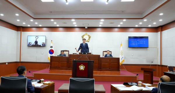 장흥군의회에서 정례회가 열리고 있는 모습