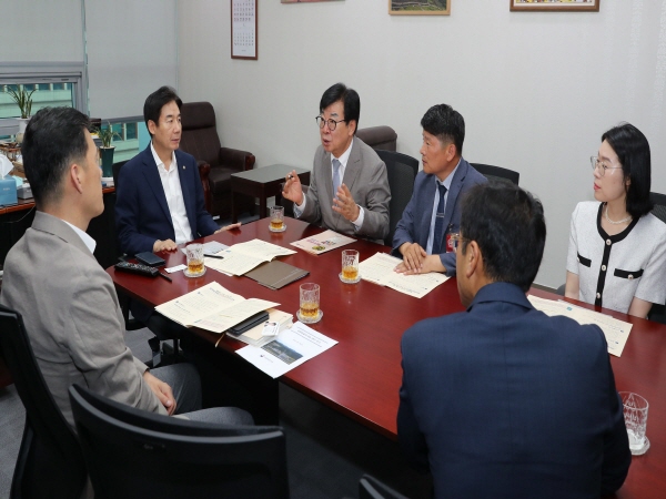 김성 장흥군수가 최근 남부권 해양스포츠 선수촌 유치를 건의하기 위해 국회를 방문하였다.