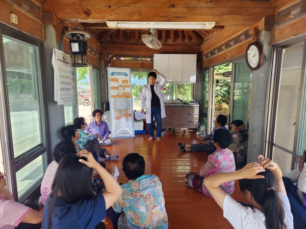 장흥군보건소는 6월 중순부터 8월까지 경로당 이용자 200여명을 대상으로 ‘한의약 중풍예방교실’을 운영한다고 밝혔다.