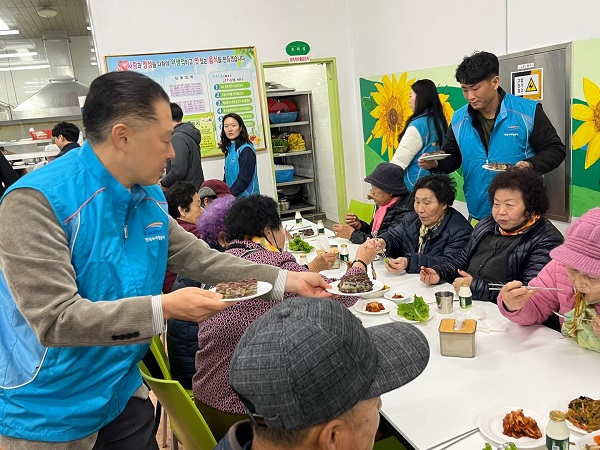 “경로식당 이용 어르신 생신 축하잔치”