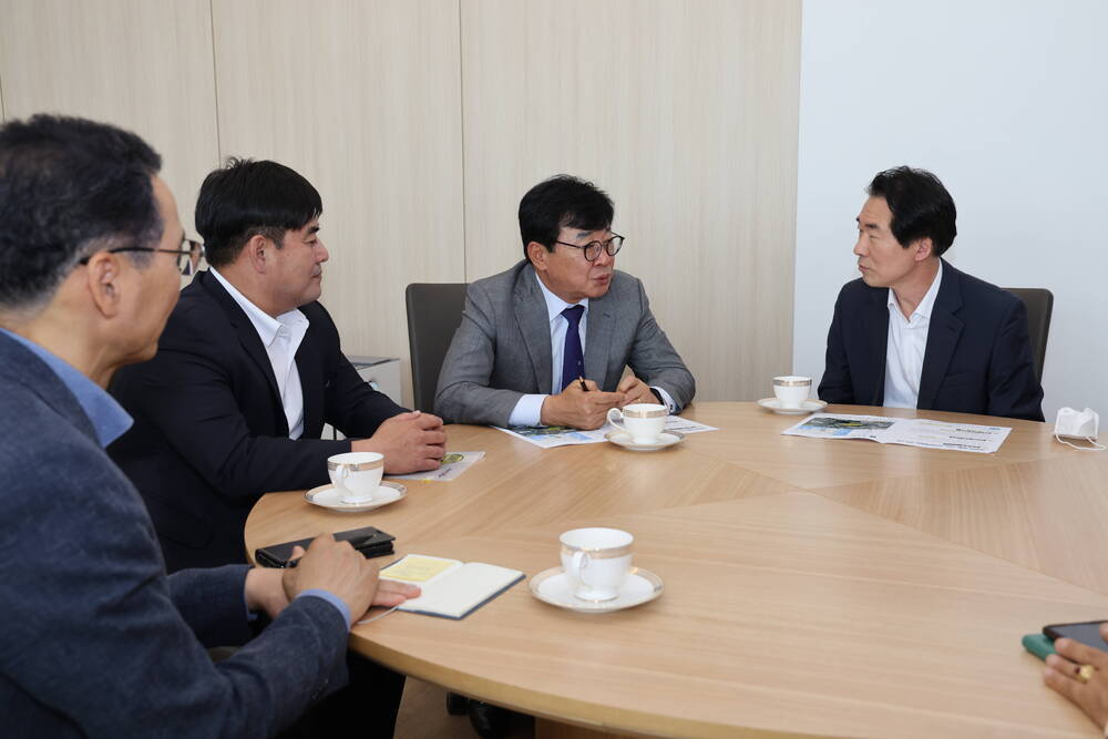 김성 군수와 행안부 직원들 간담회 사진