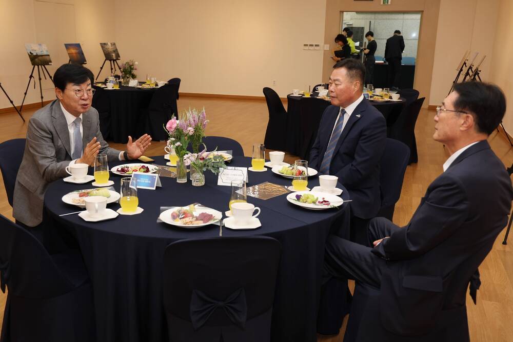 연회 테이블에 둘러앉아 대화를 나누고있는 관계자들과 장흥군수